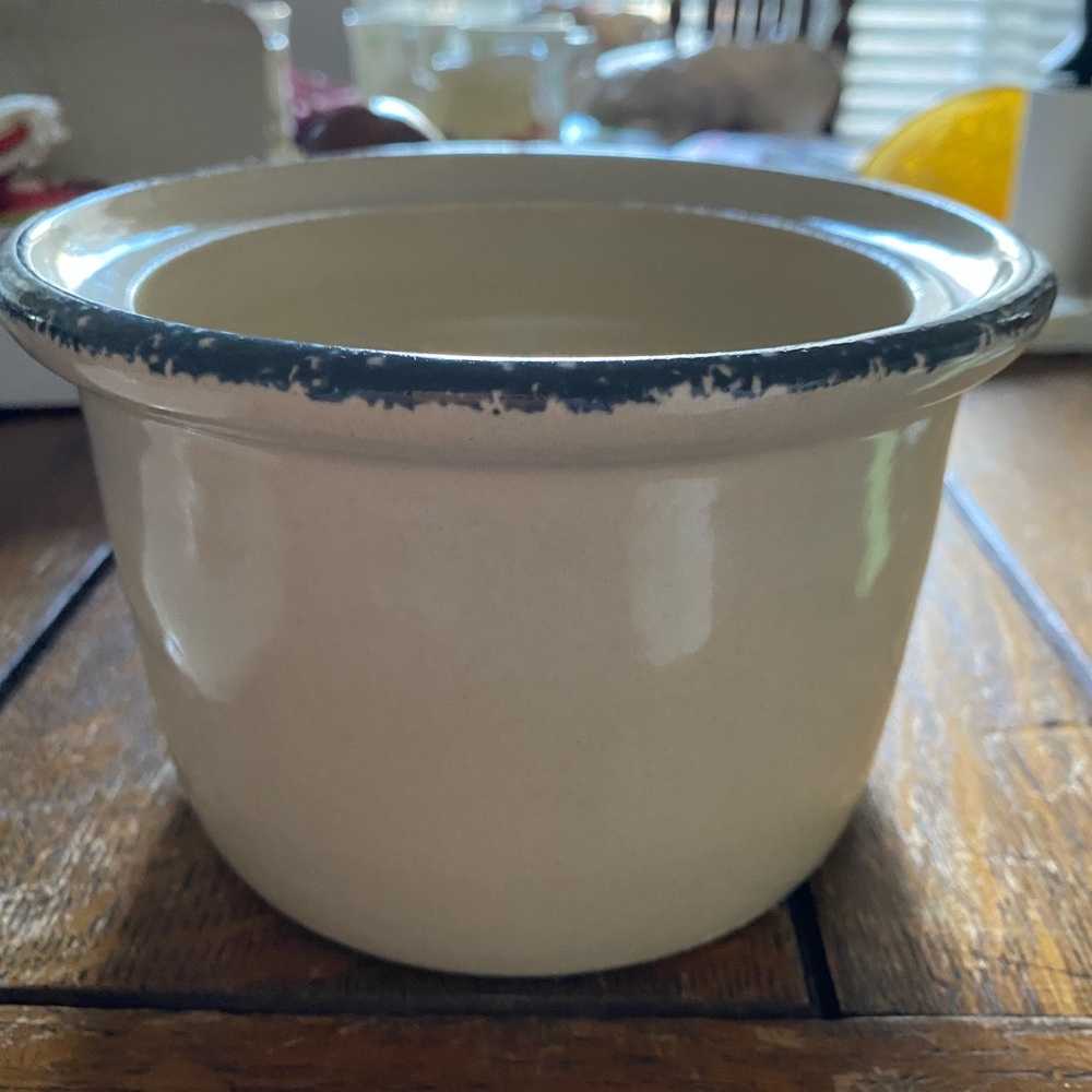 2001 Stone Crock/Bean Pot. Like new condition. Birdhouse Design w/Spongewear Rim - Picture 16 of 16